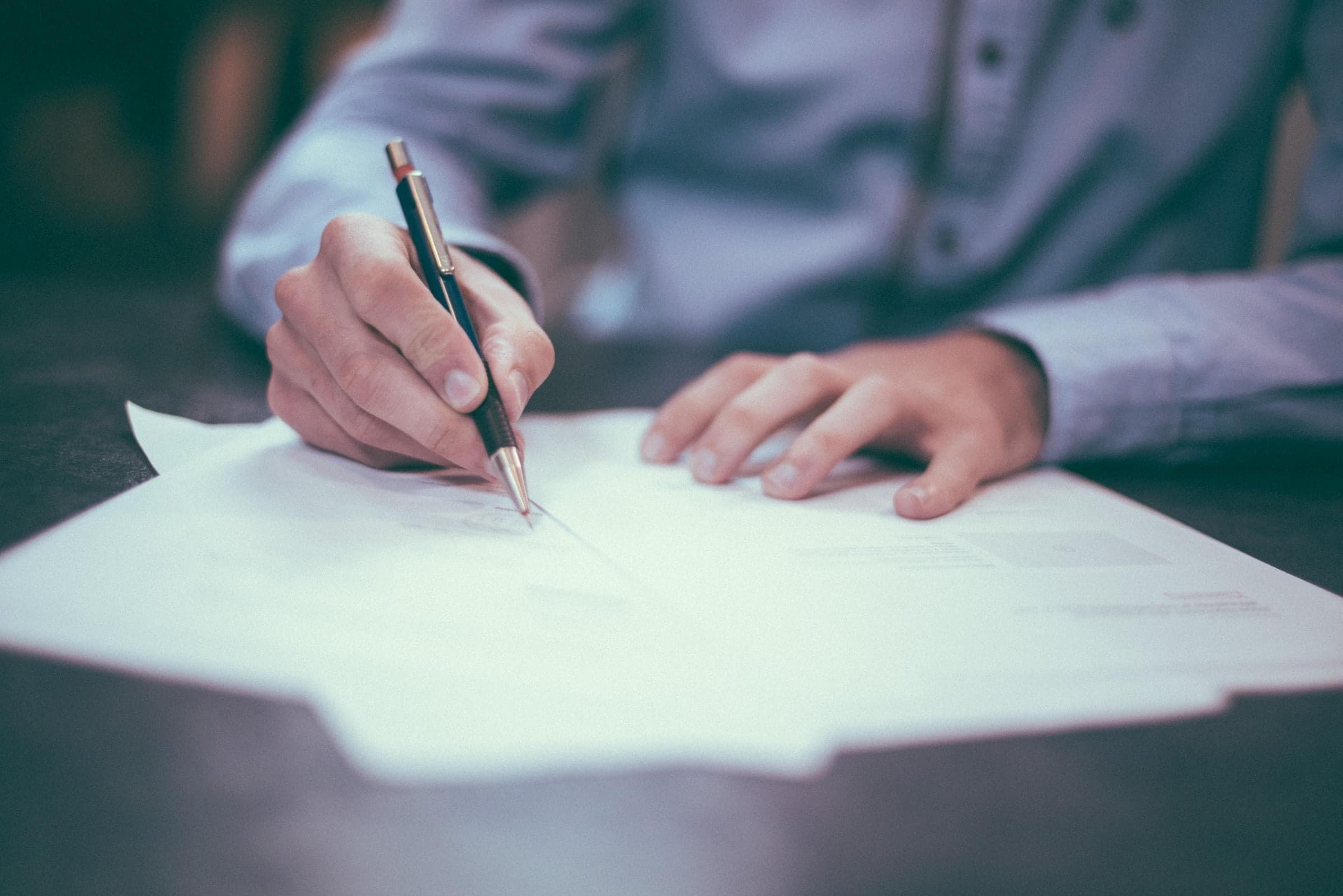 Dirigeant signant un document — illustration du renforcement des sanctions DUERP